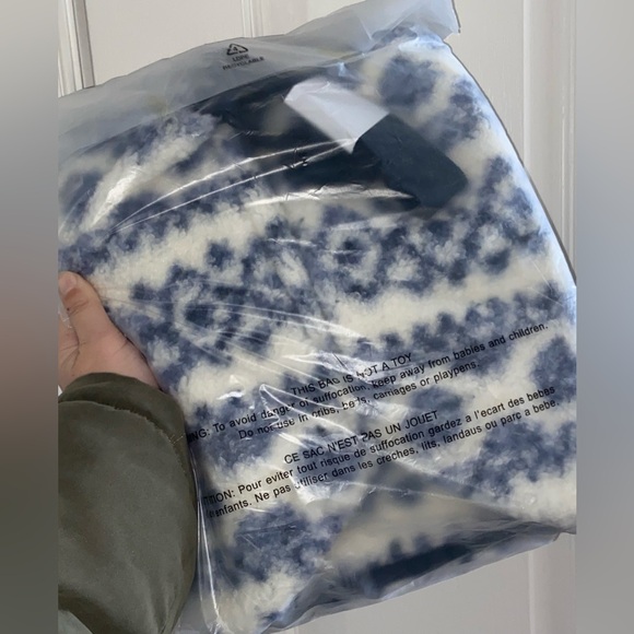 Victoria’s Secret Cozy Plush Weekender Bag - Picture 4 of 5